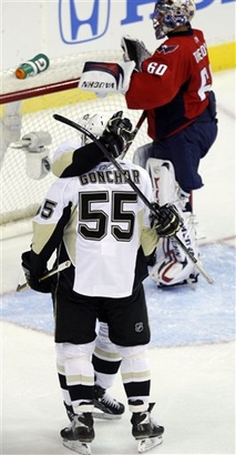 capt.1d73282ee48a49fcbdba2ceeee19037e.penguins_capitals_hockey_vzn107
