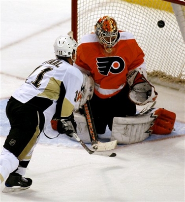 capt.233bca74dac84cce8373f0615c1f5bef.penguins_flyers_hockey_pahr104