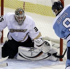 capt.5a7b2c597448495683bd9c55c753ef49.ducks__penguins_hockey_pagp104