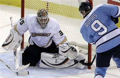 capt.5a7b2c597448495683bd9c55c753ef49.ducks__penguins_hockey_pagp104