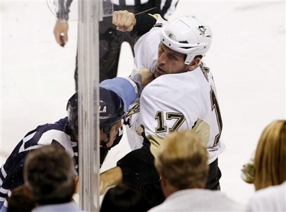 capt.89b1c4e1048043fc8ae6bb423612dd45.penguins_panthers_hockey_bac101