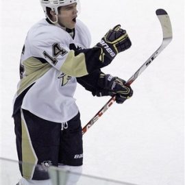 capt.b43c1afb682246a8802c0b5fe291913e.penguins_hurricanes_hockey_ncgb107