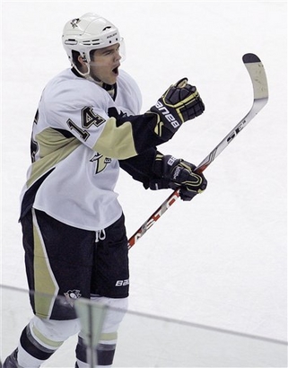 capt.b43c1afb682246a8802c0b5fe291913e.penguins_hurricanes_hockey_ncgb107
