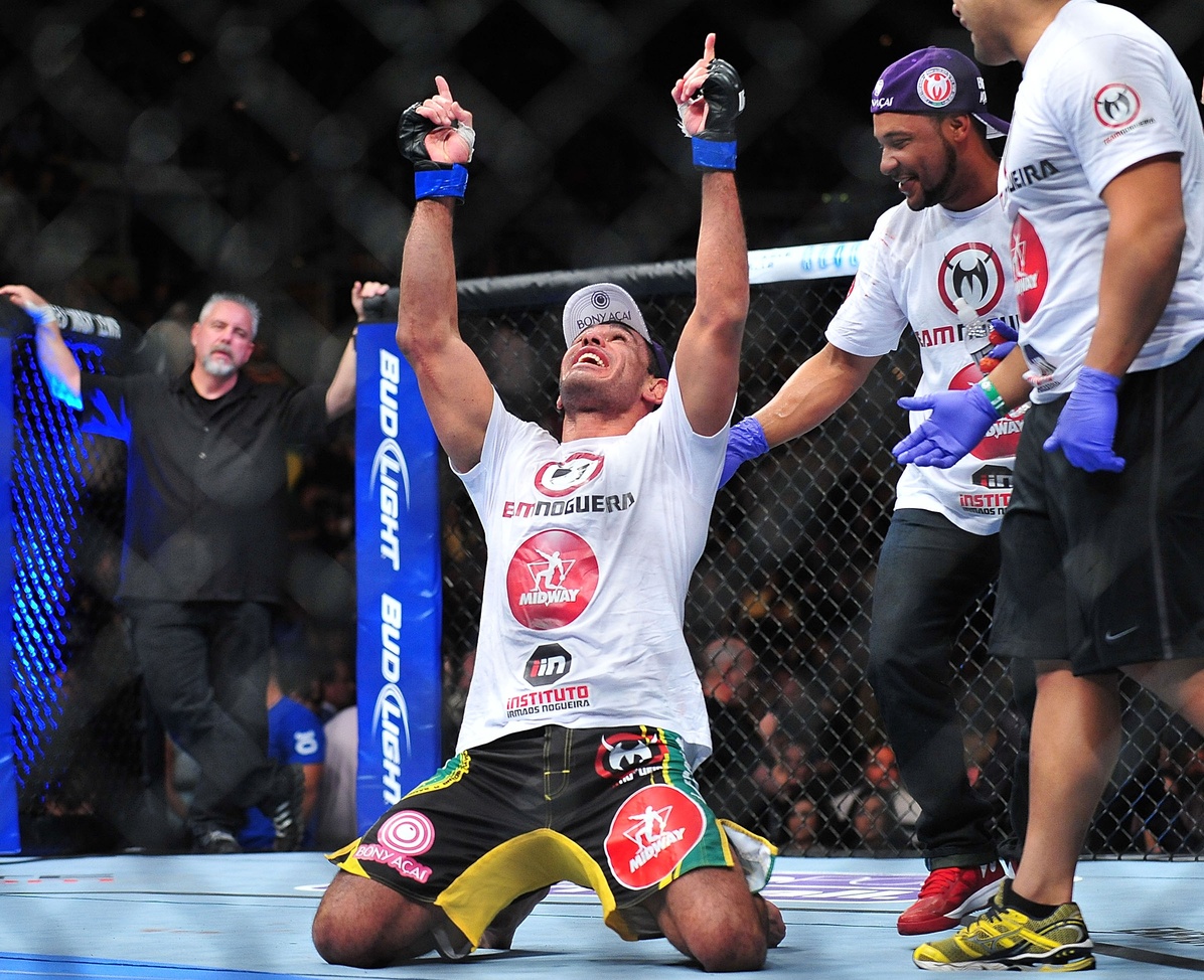 antonio rogerio nogueira celebrates win over rashad      evans