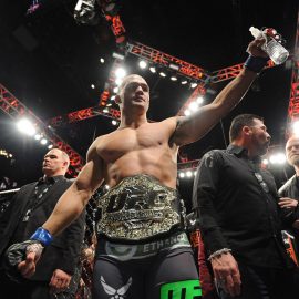 robbie lawler leave the octagon after ufc 181