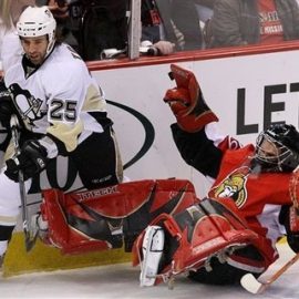 capt_dd30930bd1b14ec5beec0c307cf7b0ed_penguins_senators_hockey_ottk104