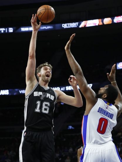 636117289761990099-ap-spurs-pistons-basketball-1
