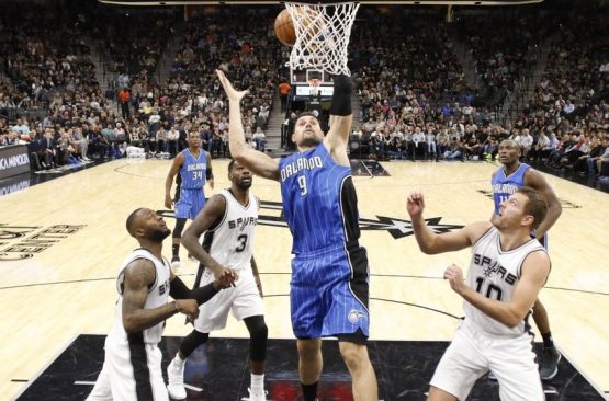9712763-dewayne-dedmon-jonathon-simmons-david-lee-nikola-vucevic-nba-orlando-magic-san-antonio-spurs-850x560