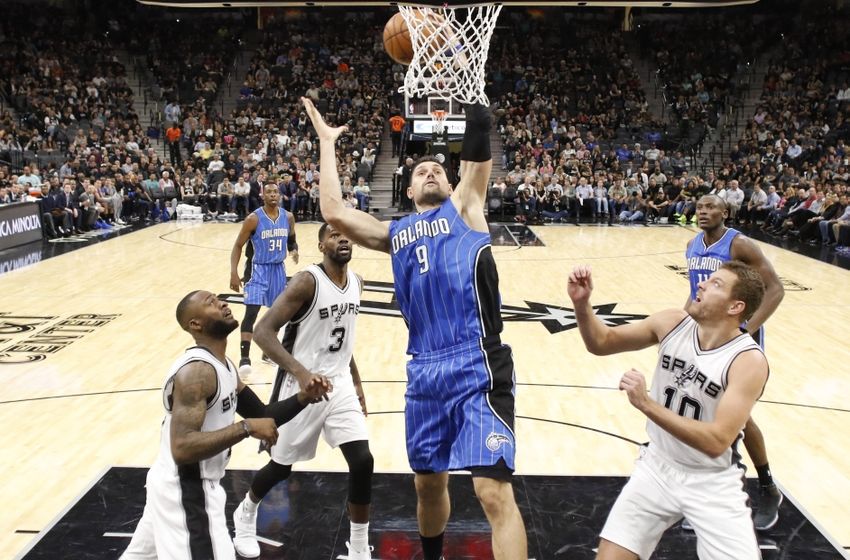 9712763-dewayne-dedmon-jonathon-simmons-david-lee-nikola-vucevic-nba-orlando-magic-san-antonio-spurs-850x560