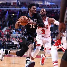 9746045-andrew-wiggins-dwyane-wade-nba-minnesota-timberwolves-chicago-bulls-850x560
