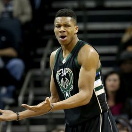 giannisantetokounmpomilwaukeebucksvcharlotte4wqf49h5-3l