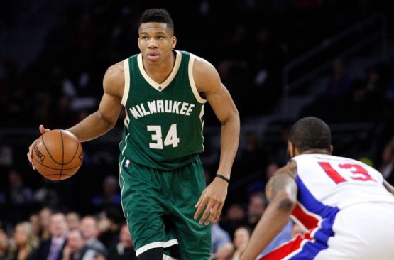 9214061-marcus-morris-giannis-antetokounmpo-nba-milwaukee-bucks-detroit-pistons-850x560