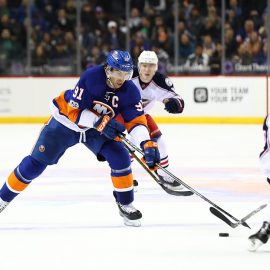NEW YORK, NY - JANUARY 24: John Tavares #91 of the New York Islanders skates against Cam Atkinson #13 of the Columbus Blue Jackets during their game at the Barclays Center on January 24, 2017 in New York City. (Photo by Al Bello/Getty Images)