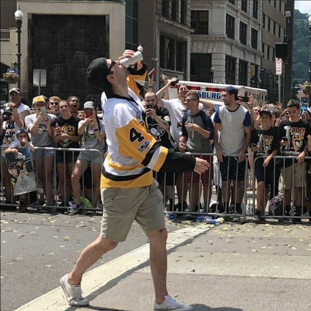 justin-schultz-chugging-a-beer-KhNWjh