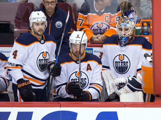 hkn-oilers-canucks-20171007