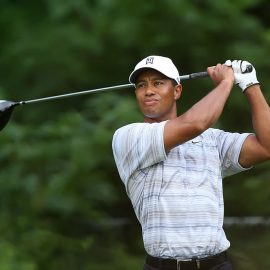 1024px-Tiger_Woods_drives_by_Allison_edit1