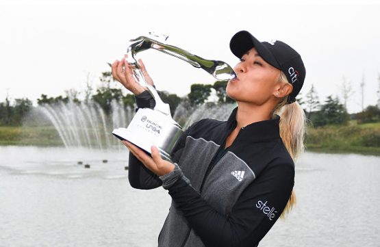 2018-buick-lpga-shanghai-danielle-kang-kisses-trophy