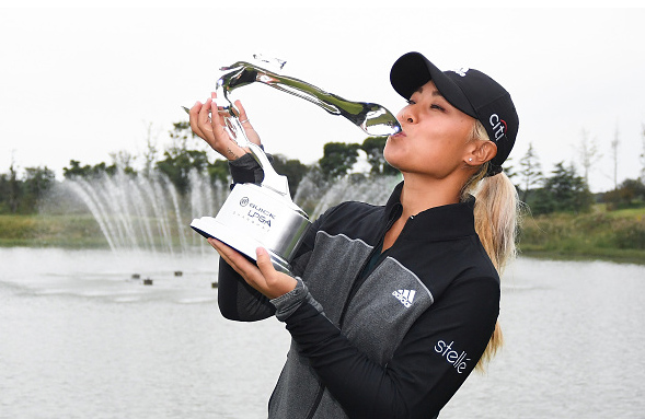 2018-buick-lpga-shanghai-danielle-kang-kisses-trophy