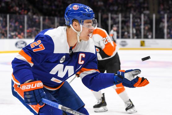 Mar 3, 2019; Uniondale, NY, USA; New York Islanders left wing Anders Lee (27) catches a puck out of the air against the Philadelphia Flyers during the second period at Nassau Veterans Memorial Coliseum. Mandatory Credit: Dennis Schneidler-USA TODAY Sports