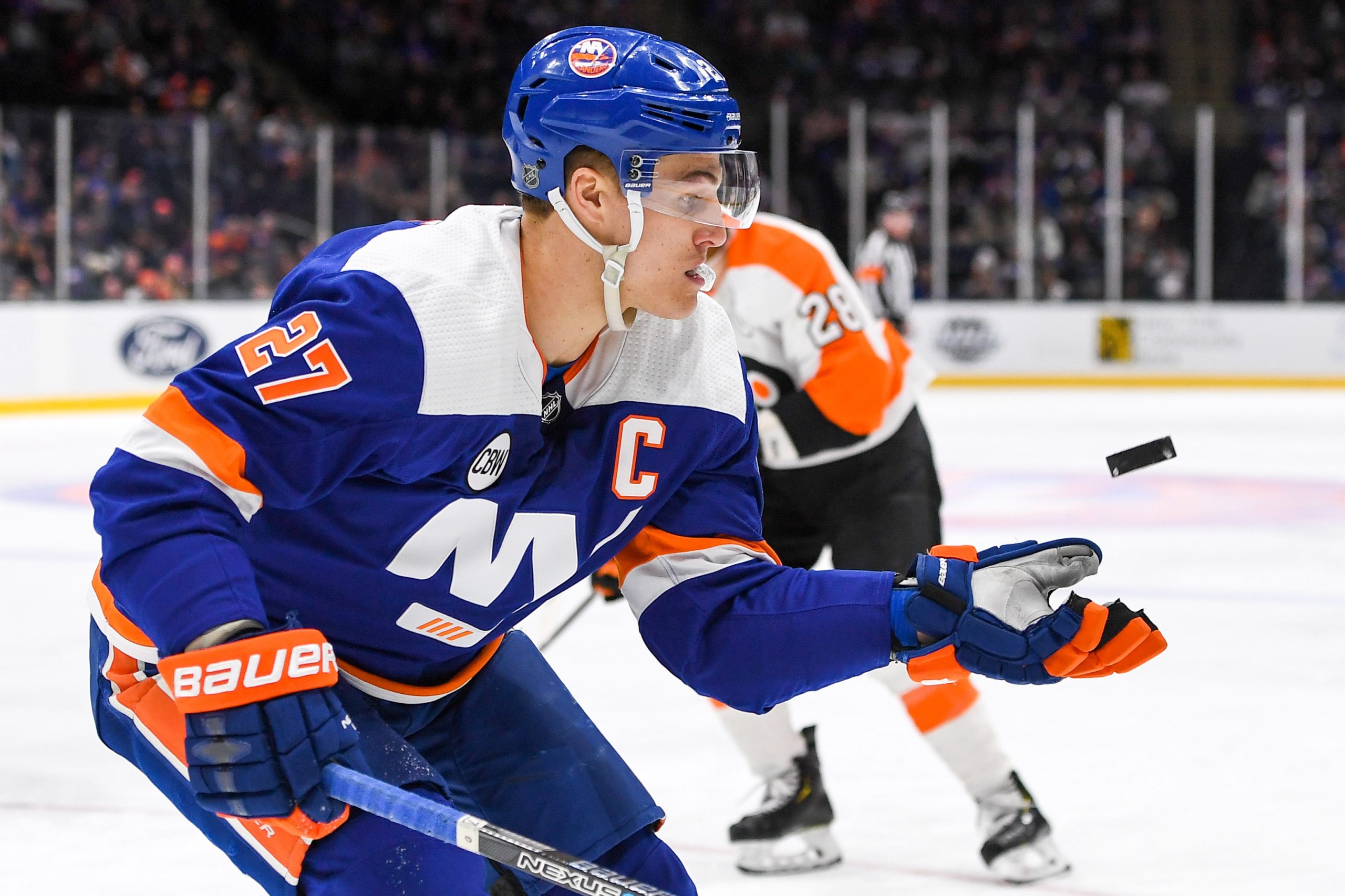 Mar 3, 2019; Uniondale, NY, USA; New York Islanders left wing Anders Lee (27) catches a puck out of the air against the Philadelphia Flyers during the second period at Nassau Veterans Memorial Coliseum. Mandatory Credit: Dennis Schneidler-USA TODAY Sports