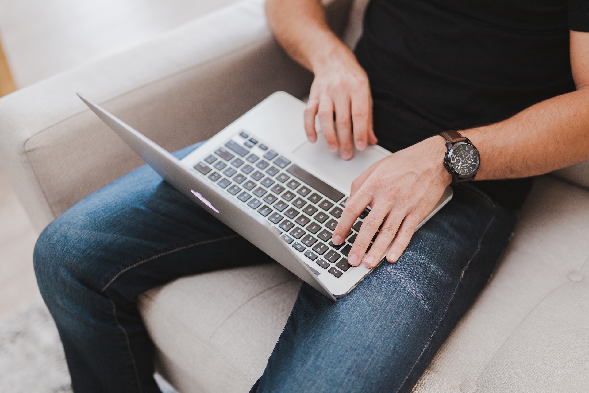 macbook-2558216_1920