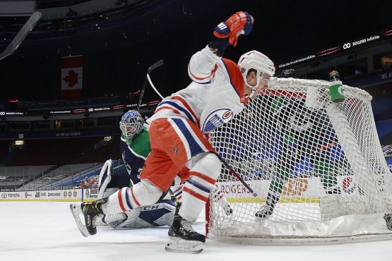 Oilers beat canucks