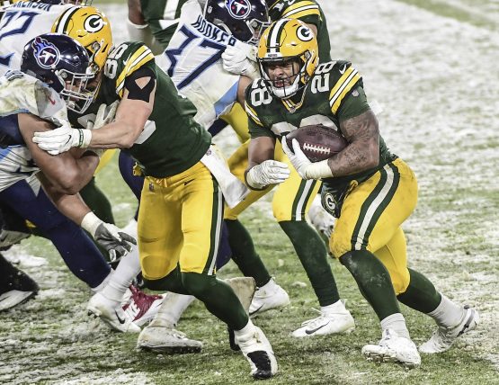 NFL: Tennessee Titans at Green Bay Packers