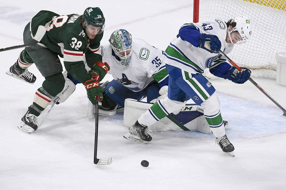 28580895_web1_220324-CPW-Canucks-Wild-canucks_1