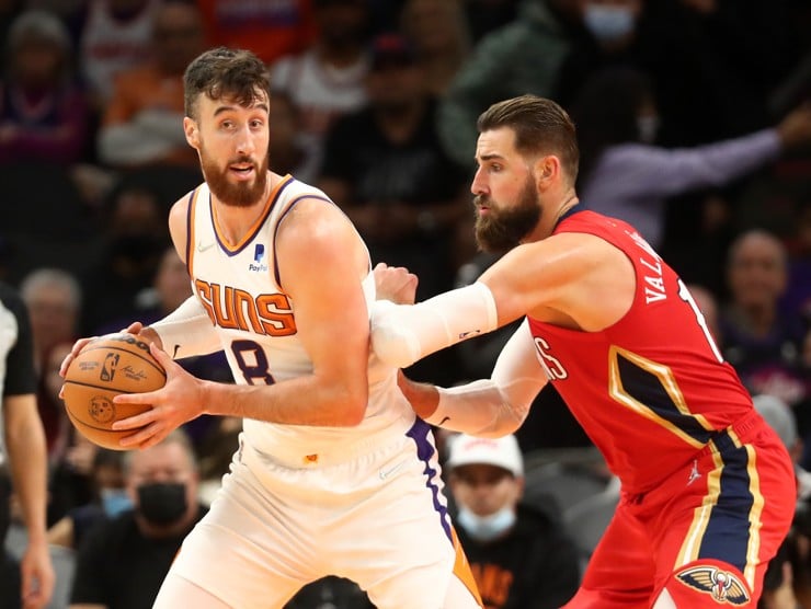 Hawks sign veteran free agent center Frank Kaminsky