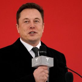 2022-08-17T005103Z_2081441321_RC2KJ79QUFDI_RTRMADP_3_MANCHESTER-UTD-M-A-MUSK