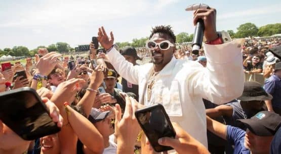 NFL Twitter Reacts To Antonio Brown's New Viral Dance Trend