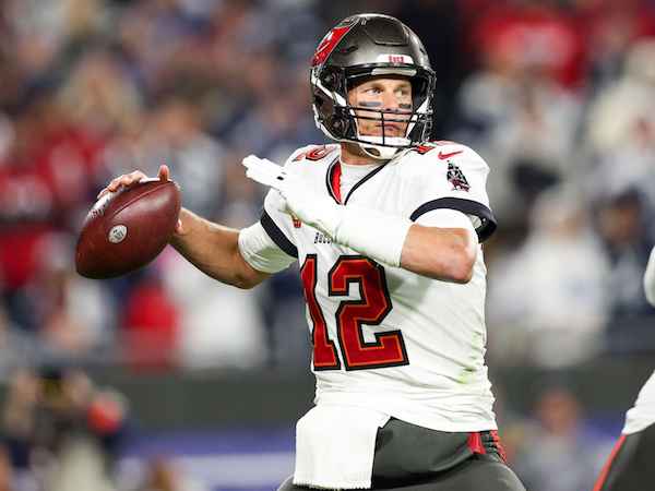 Tom Brady throwing a pass in the NFC Wild Card game.