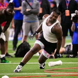 Florida Gators defensive lineman Gervon Dexter Sr. runs.