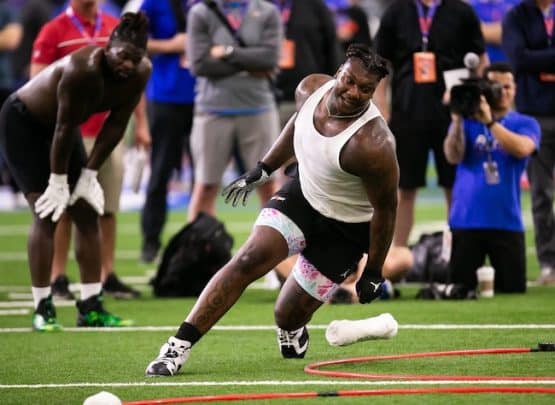Florida Gators defensive lineman Gervon Dexter Sr. runs.