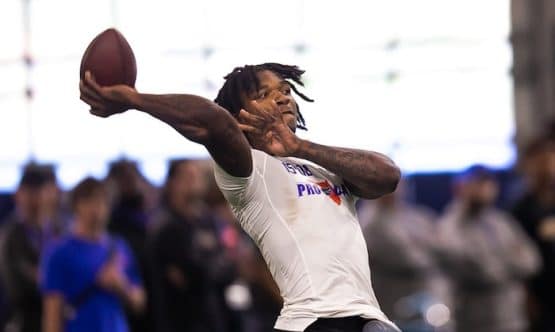 Florida Gators quarterback Anthony Richardson passes the ball.