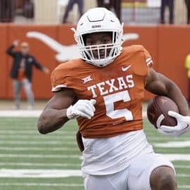 Texas Longhorns running back Bijan Robinson runs the ball.