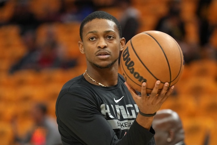 Sacramento Kings guard De'Aaron Fox holds the ball.