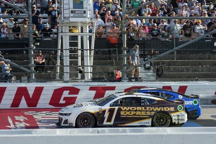 chastain leads larson at darlington (1)