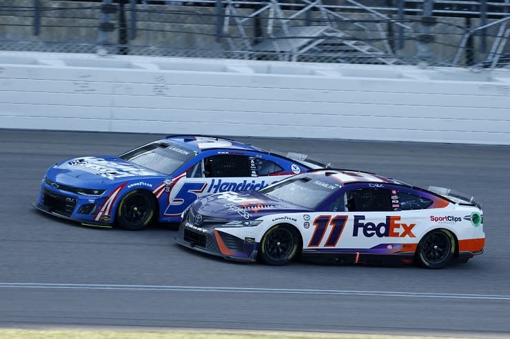 denny hamlint outduels kyle larson in heated kansas race (1)