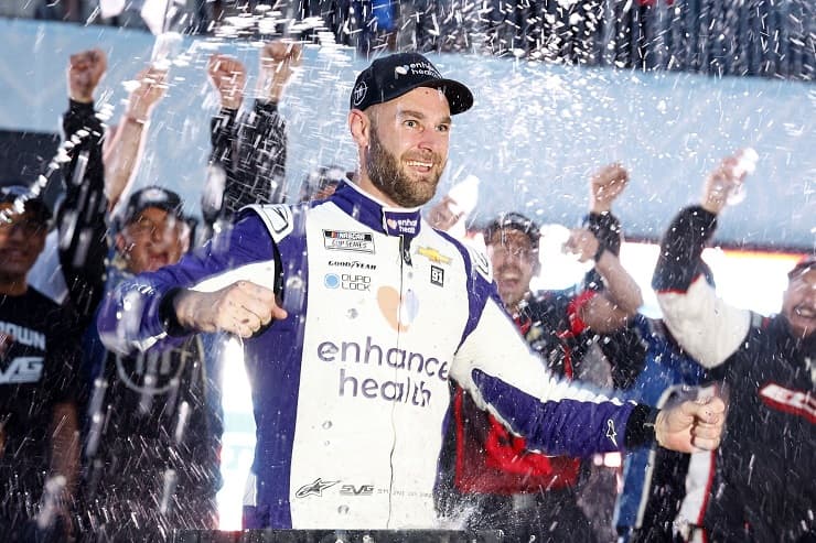 shane van gisbergen wins debut race at chicago (1)