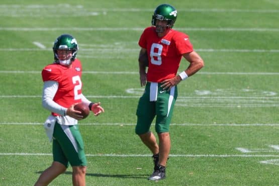 New York Jets quarterback Aaron Rodgers (8) participates in drills with quarterback Zach Wilson
