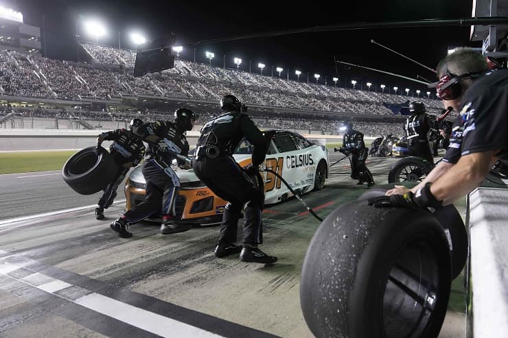 daytona racer making pit stop (1)