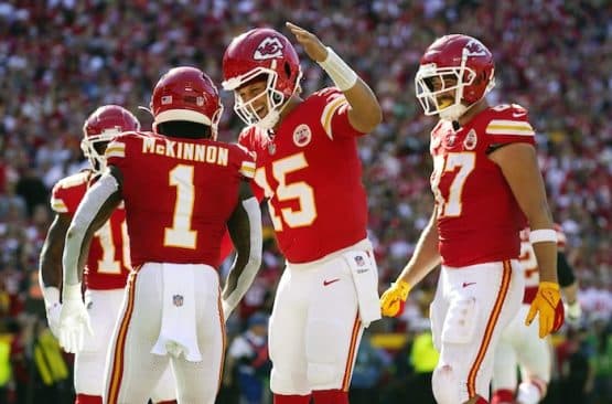 Kansas City Chiefs running back Jerick McKinnon (1) celebrates with quarterback Patrick Mahomes