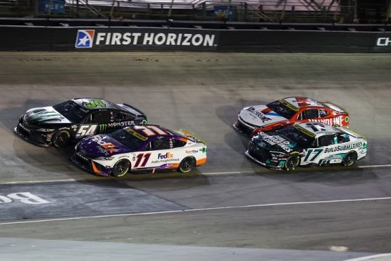 denny hamlin leads pack at bristol night race (1)