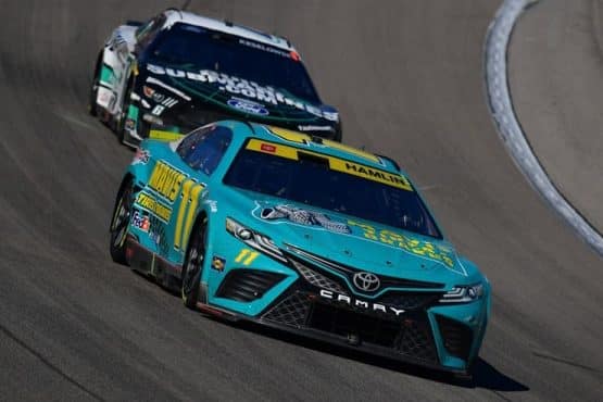 denny hamlin races at las vegas placed p10 (1)