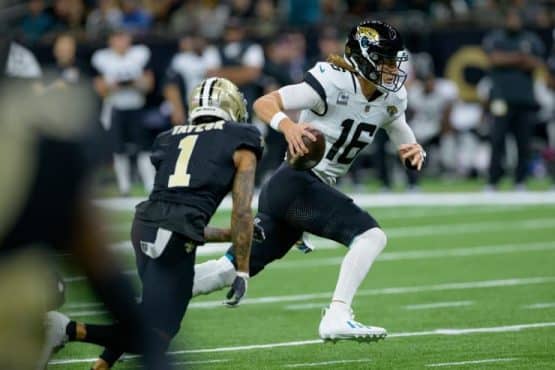 jags trevor lawrence runs on thursday night football (1)