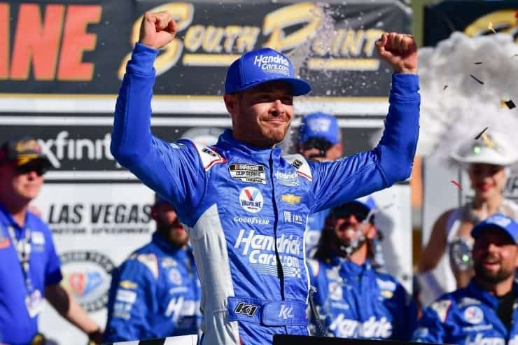 kyle larson raises arms in victory at las vegas (1)