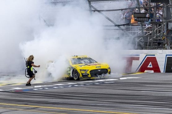 ryan blaney burns out at dega (1)