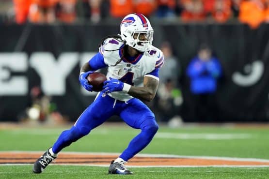 Buffalo Bills running back James Cook (4) catches a pass