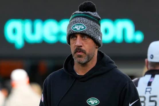 New York Jets quarterback Aaron Rodgers (8), on injured reserve